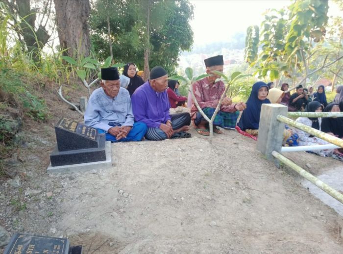 Ziarah dan tahlil dimakam Simbah Kyai Hasan Rofi'i Dukuh Tanuraksan Desa Gemeksekti 01