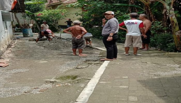 Kerja bhakti perawatan dan pembuatan jalan setapak warga Rt 07 Rw 01 Desa Gemeksekti 01