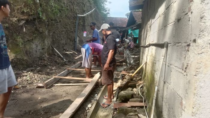 Kerja Bakti pembuatan jalan setapak dan gorong-gorong di wilayah Rt 07 Rw 01 Desa Gemeksekti 02