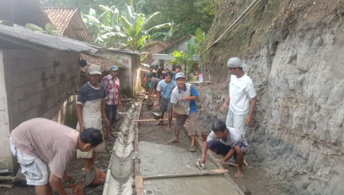 Kerja Bakti pembuatan jalan setapak dan gorong-gorong di wilayah Rt 07 Rw 01 Desa Gemeksekti