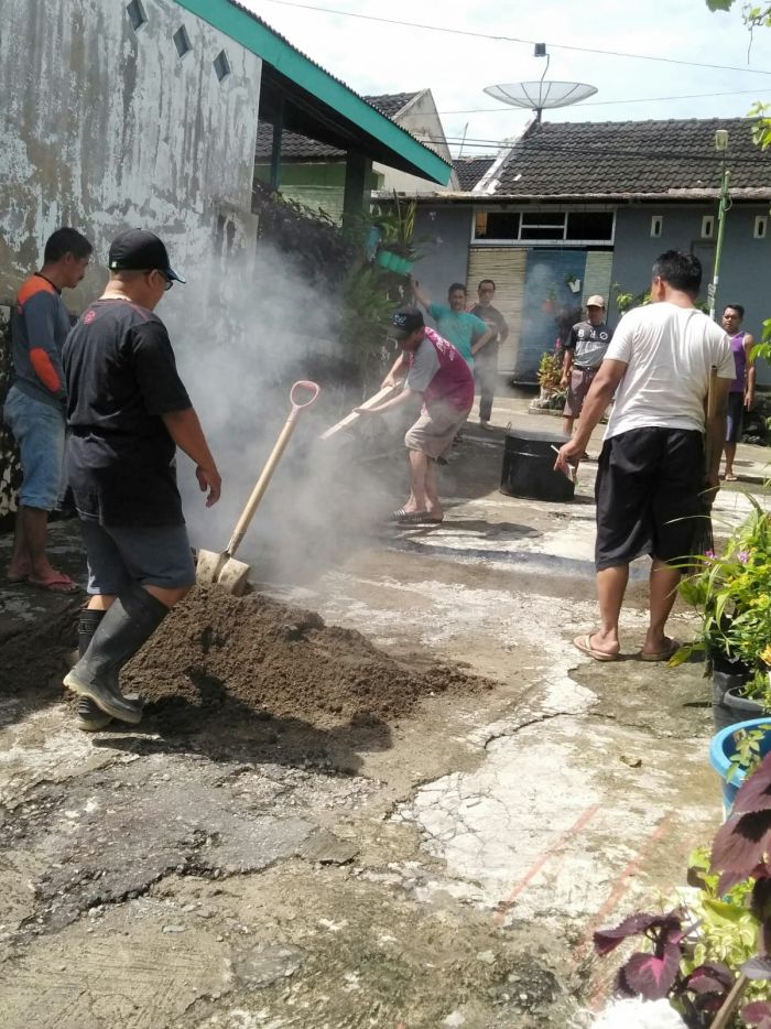 Kerja bakti pengaspalan jalan di RT 03/04 Perum Griya Praja Mukti Desa Gemeksekti Kecamatan Kebumen 01