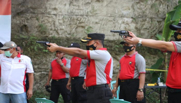 Lomba menembak bagi anggota Polri Polres kebumen dalam ranka memperingati HUT Bayangkara Yang Ke -75 di dukuh sumelang RT 11 RW 3 Desa Gemeksekti Kecamatan Kebumen 01