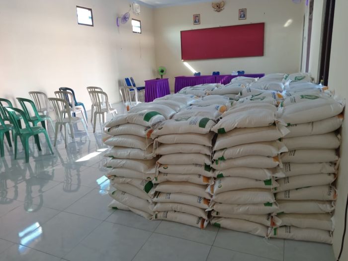 Sebanyak 457 KPM warga Desa Gemeksekti menerima bantuan Beras dari Permeritah 02