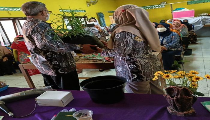 Pelatihan dan penyuluhan pemberdayaan perempuan *Pelatihan Penanaman Bibit Toga* Desa Gemeksekti Kecamatan Kebumen 01