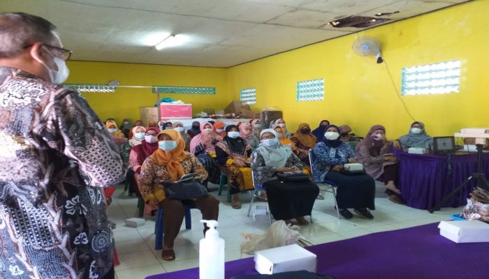 Pelatihan dan penyuluhan pemberdayaan perempuan *Pelatihan Penanaman Bibit Toga* Desa Gemeksekti Kecamatan Kebumen 02