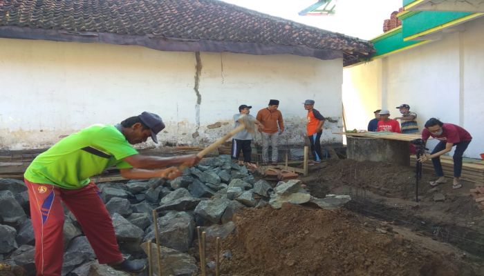 Peletakan Batu Pertama Pembangunan TPQ yang berada di Musholla Uswatun Khasanah RT 05 RW 02 Dukuh Tanuraksan Desa Gemeksekti 02