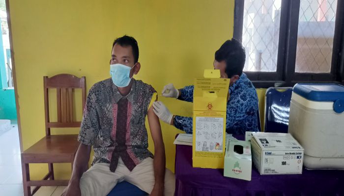 Pelaksanaan vaksin ASTRAZENECA di Balai Desa Gemeksekti oleh Puskesmas Kebumen III Khusus warga RW 3 dan RW 4 02