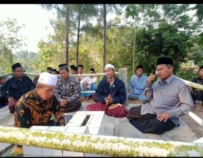 Ziarah dan tahlil dimakam Simbah Kyai Hasan Rofi'i Dukuh Tanuraksan Desa Gemeksekti