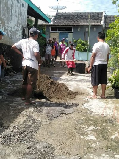 Kerja bakti pengaspalan jalan di RT 03/04 Perum Griya Praja Mukti Desa Gemeksekti Kecamatan Kebumen