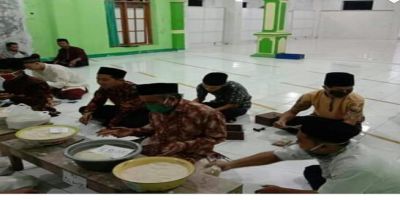 Panitia Zakat Fitrah Dukuh Watubarut Desa Gemeksekti mengadakan penerimaan Zakat Fitrah di serambi Masjid Al Ikhlas dengan protokoler kesehatan