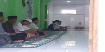 Pembacaan surat al barzanji di Masjid Al Ikhlas Dukuh Watubarut Desa Gemeksekti